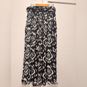 Vince Camuto Black & White Ikat A-Line Maxi Skirt • Size 12 • Pockets